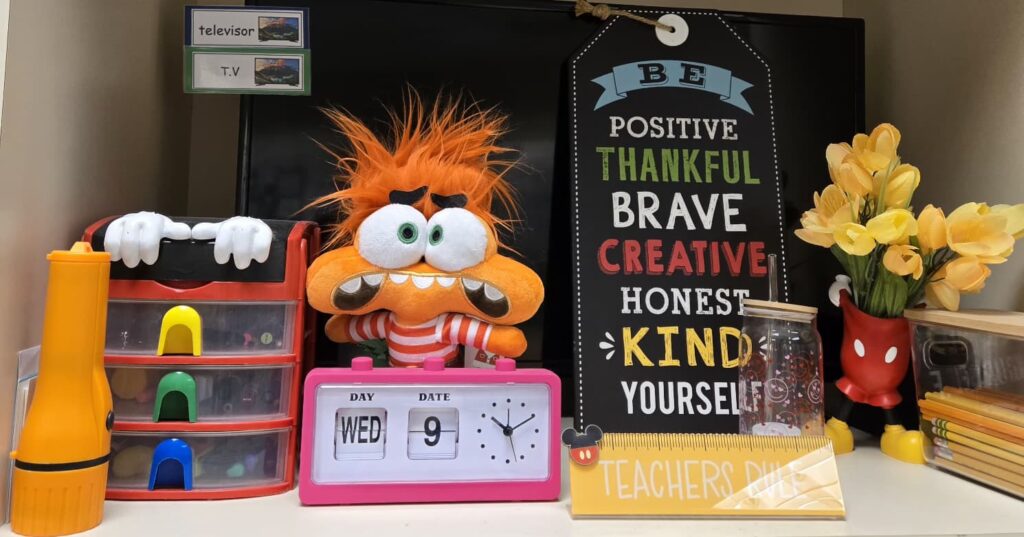 A key part of creating a meaningful learning environment is how students are welcomed from the very beginning. Establishing a warm and inviting atmosphere is essential—especially in early childhood—when the environment plays a powerful role in shaping emotional security and a love for learning.